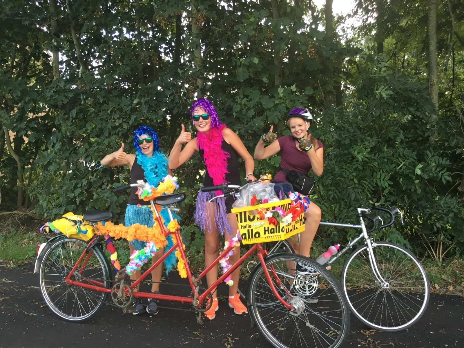 Verklede deelnemers op een tandem tijdens het Team Wybe Wielerfeest voor MS in 2017