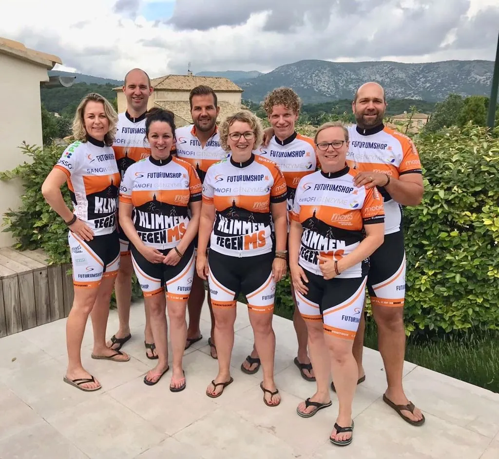 Team Wybe in Klimmen tegen MS-tenue aan de voet van de Mont Ventoux in 2018