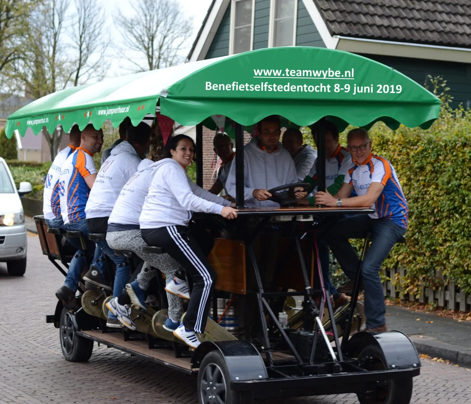 Team Wybe op de bierfiets tijdens de Benefiets Elfstedentocht 2019